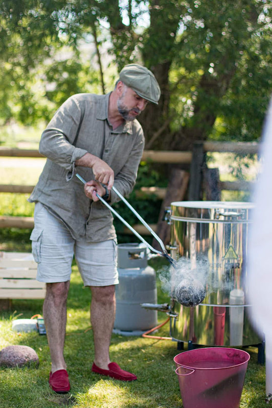 Pirmyn į praeitį: keramikos dekoravimas duonos raugu